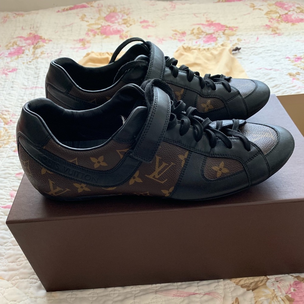 LOUIS VUITTON SNEAKERS SIZE 9.5